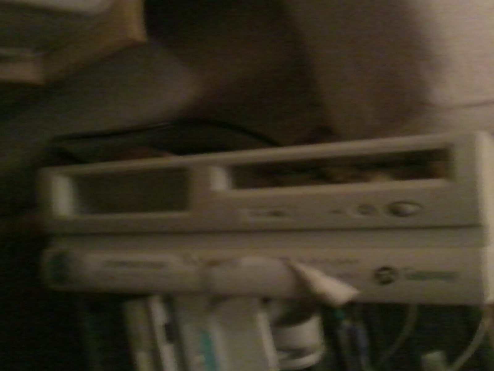 La carcasa, el agujero grande es para el disquete, el pequeño para el cd, no me he equivocado.