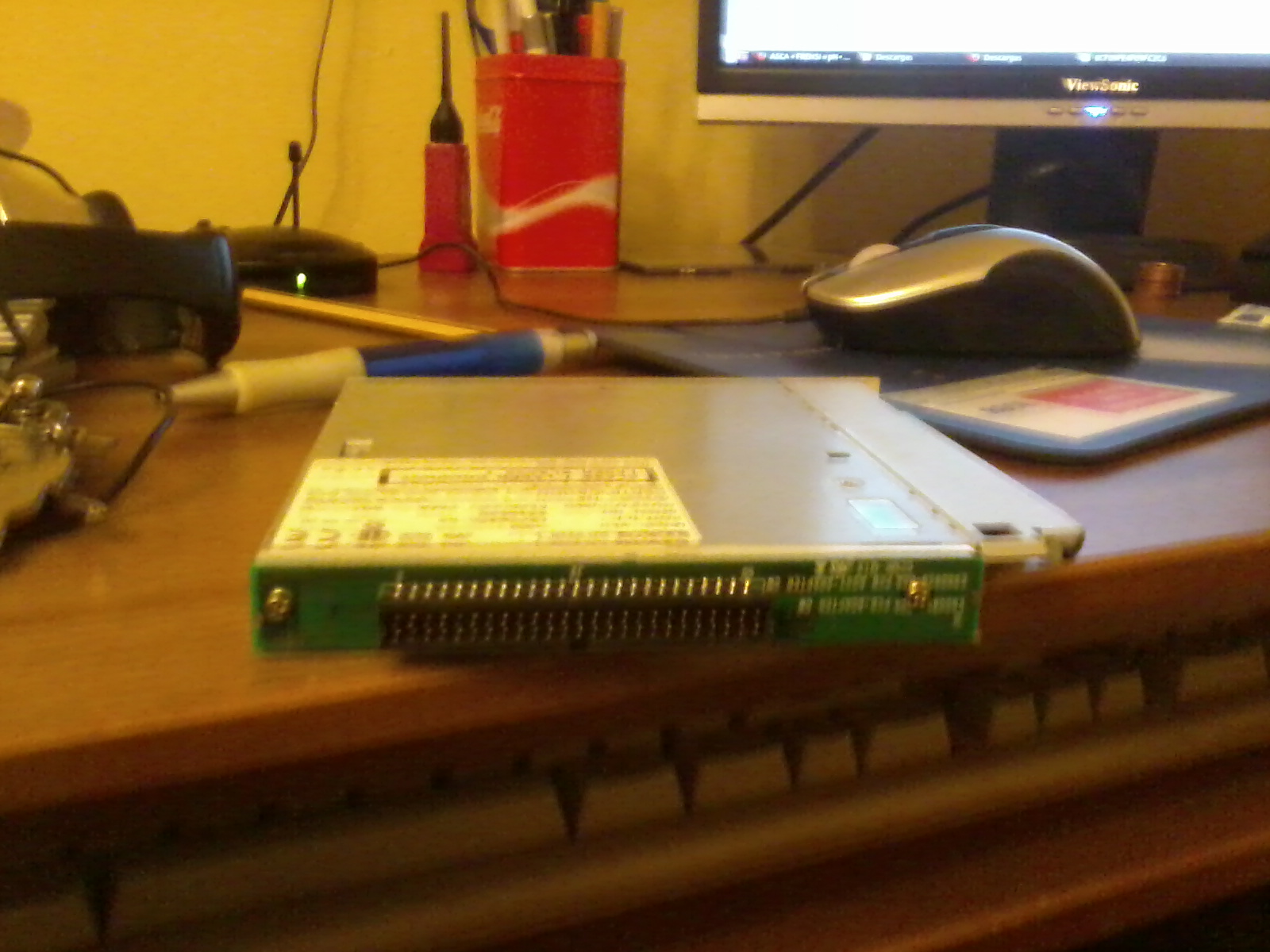 El lector visto desde atrás con su único conector